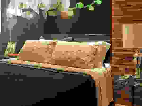 Juliana Lahóz Arquitetura Modern style bedroom Wood Black