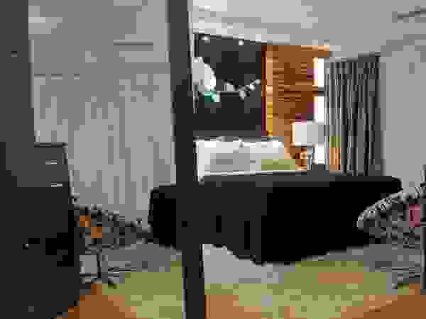 Juliana Lahóz Arquitetura Modern style bedroom Wood Black