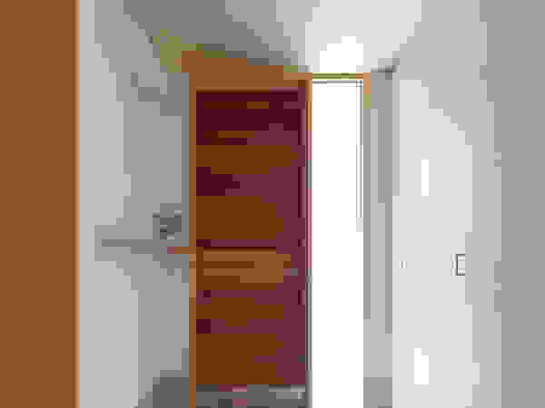 水石浩太建築設計室/ MIZUISHI Architect Atelier Modern Corridor, Hallway and Staircase