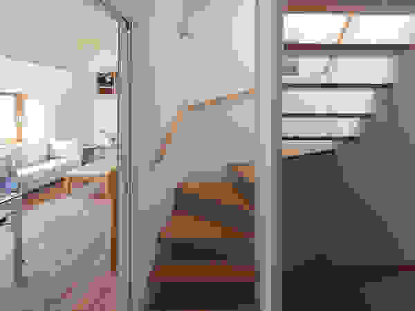 水石浩太建築設計室/ MIZUISHI Architect Atelier Modern Corridor, Hallway and Staircase