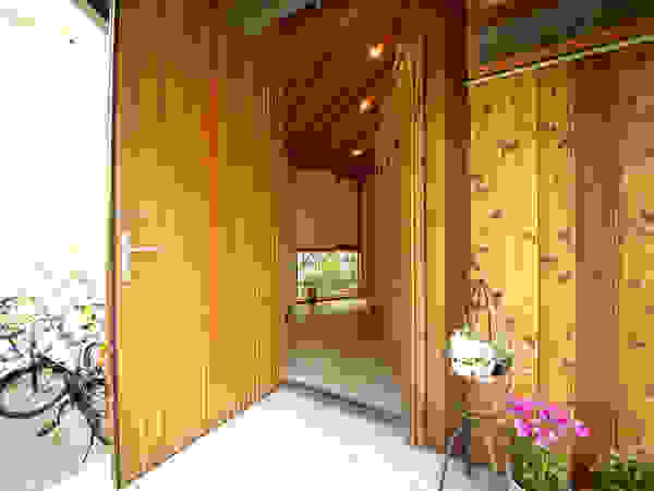 すわ製作所 Eclectic style corridor, hallway & stairs