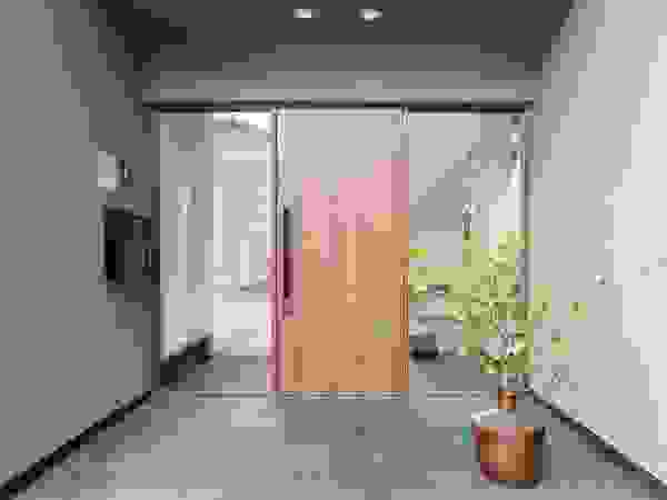 TKD-ARCHITECT Modern Corridor, Hallway and Staircase