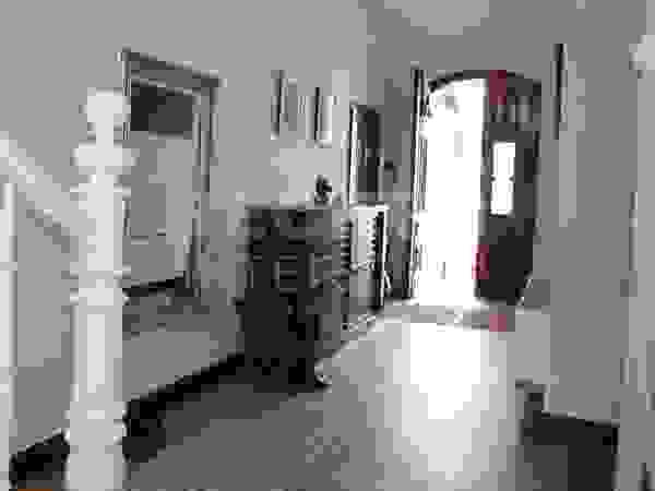 BECKER INTERIORS Classic style corridor, hallway and stairs Tiles White