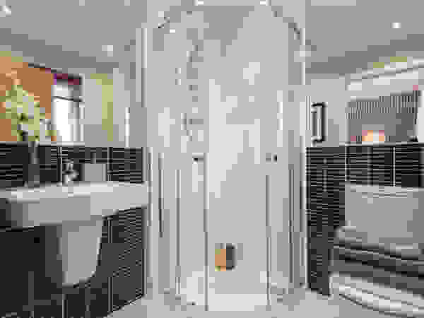 Take a step into luxury each day.. Graeme Fuller Design Ltd Modern Bathroom