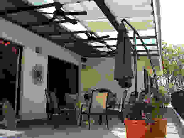 Base-Arquitectura Modern balcony, veranda & terrace
