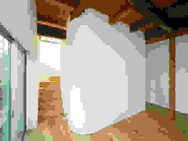 ディンプル建築設計事務所 Modern corridor, hallway & stairs