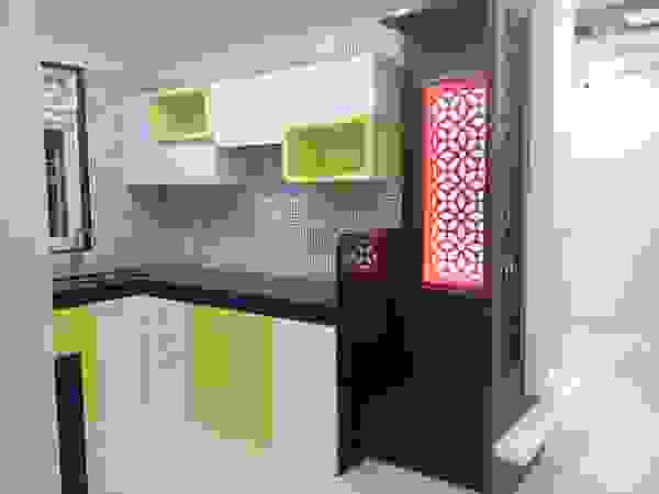 SHARADA INTERIORS Moderne Küchen