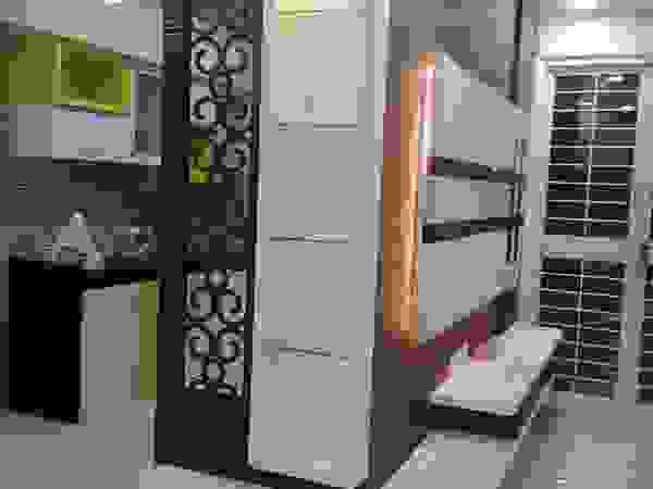SHARADA INTERIORS Moderne Wohnzimmer