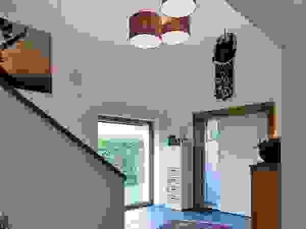 w. raum Architektur + Innenarchitektur Eclectic style corridor, hallway & stairs