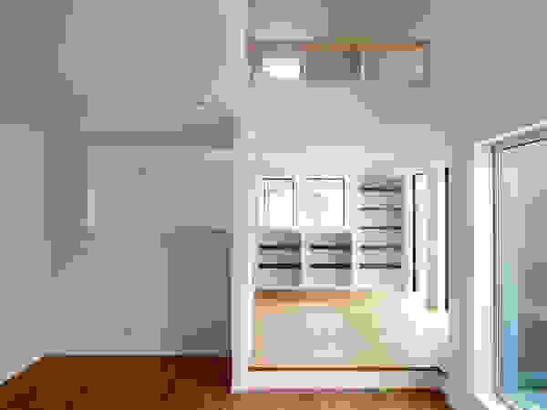 株式会社ハウジングアーキテクト建築設計事務所 Living roomShelves Wood Wood effect