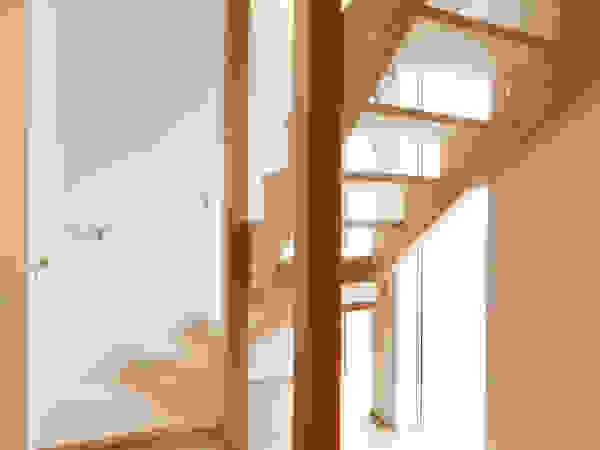 株式会社ハウジングアーキテクト建築設計事務所 Corridor, hallway & stairs Stairs