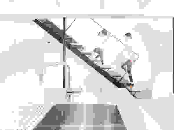 一級建築士事務所 Atelier Casa Modern Corridor, Hallway and Staircase Iron/Steel Black