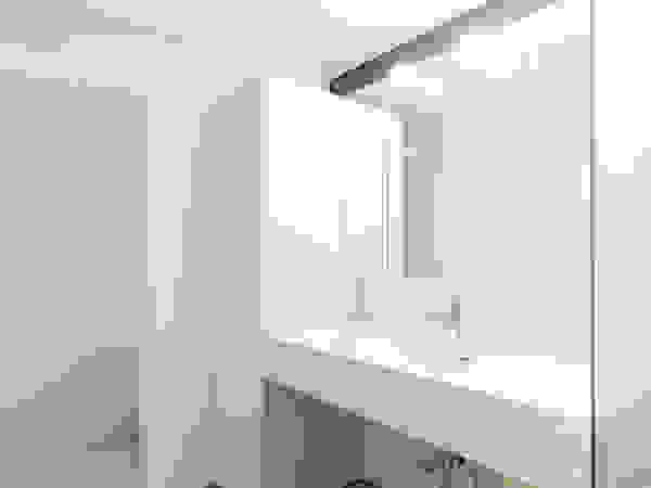 一級建築士事務所 Atelier Casa Modern Bathroom White