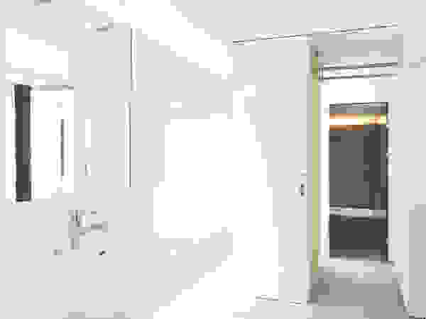 一級建築士事務所 Atelier Casa Modern Bathroom White