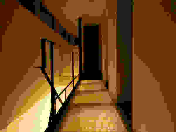 一級建築士事務所 Atelier Casa Modern Corridor, Hallway and Staircase