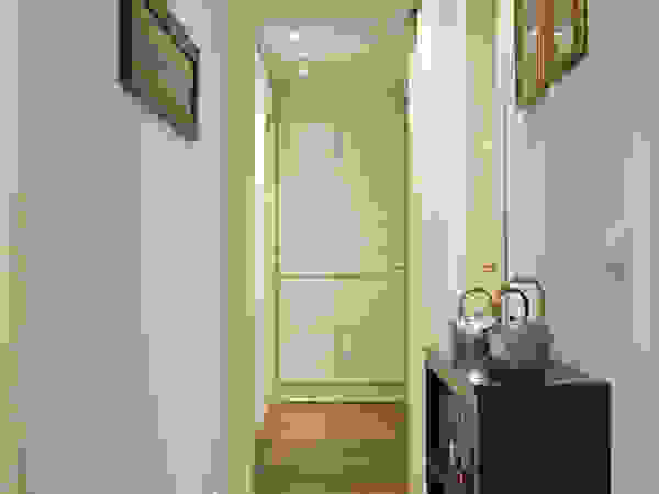 Caterina Raddi Minimalist corridor, hallway & stairs
