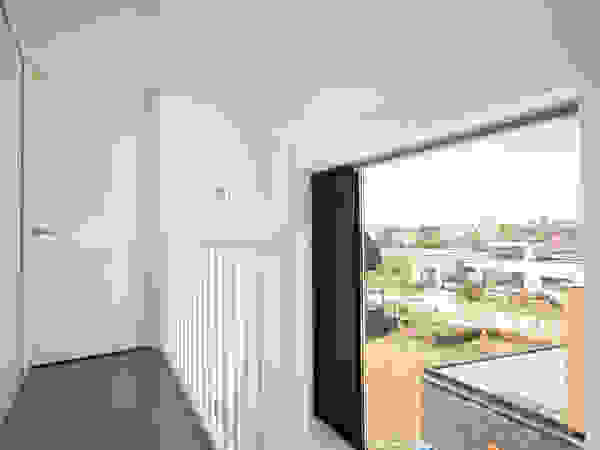 8A Architecten Modern corridor, hallway & stairs Wood White