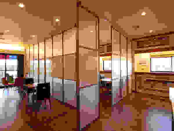 株式会社ハウジングアーキテクト建築設計事務所 Office spaces & stores Wood Wood effect