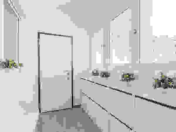 Facile Ristrutturare Modern Corridor, Hallway and Staircase