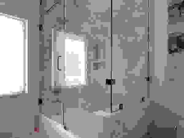 Olamar Interiors, LLC Kamar Mandi Modern Ubin White