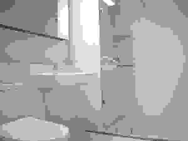 얀코인테리어 Scandinavian style bathrooms White