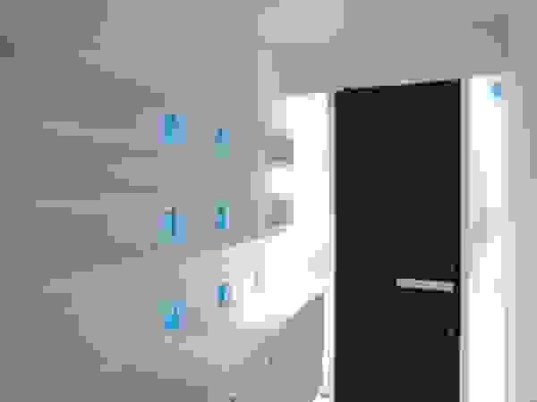 前田敦計画工房 Modern corridor, hallway & stairs
