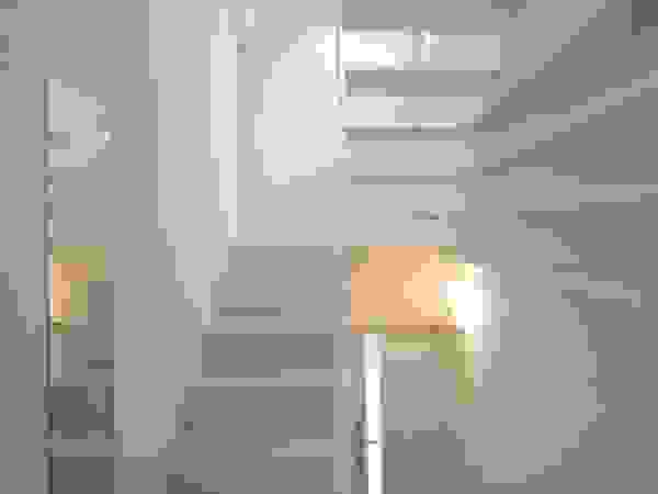前田敦計画工房 Modern corridor, hallway & stairs