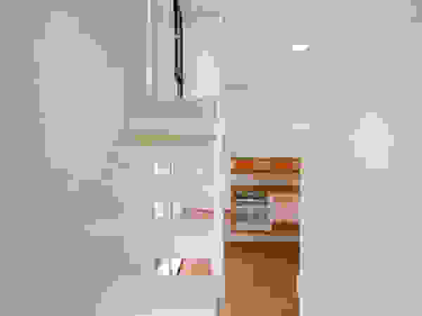 前田敦計画工房 Modern corridor, hallway & stairs