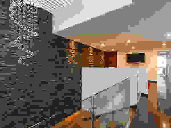 SANTIAGO PARDO ARQUITECTO Modern Corridor, Hallway and Staircase