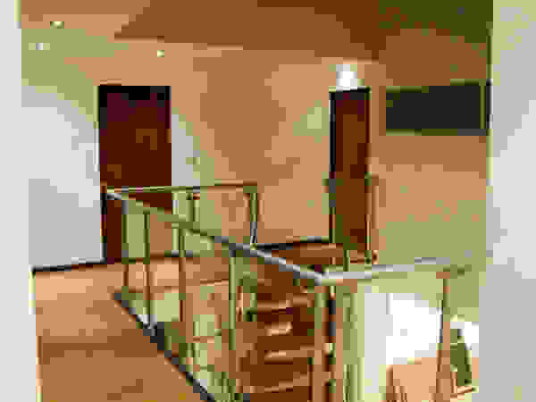 Estilo Homes Minimalist corridor, hallway & stairs