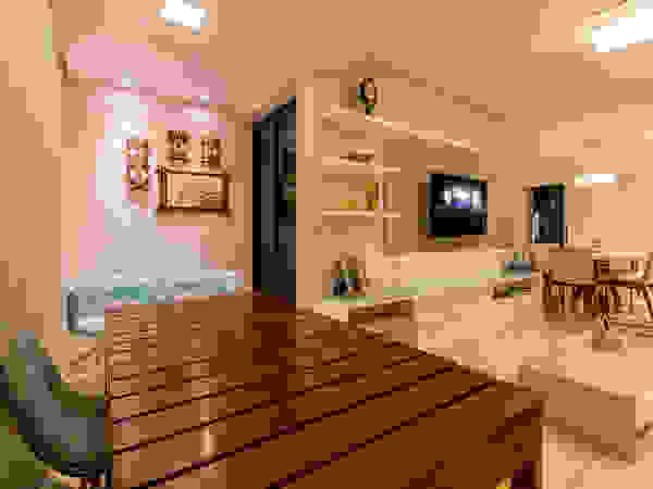 DM ARQUITETURA E ENGENHARIA Eclectische woonkamers Massief hout Beige