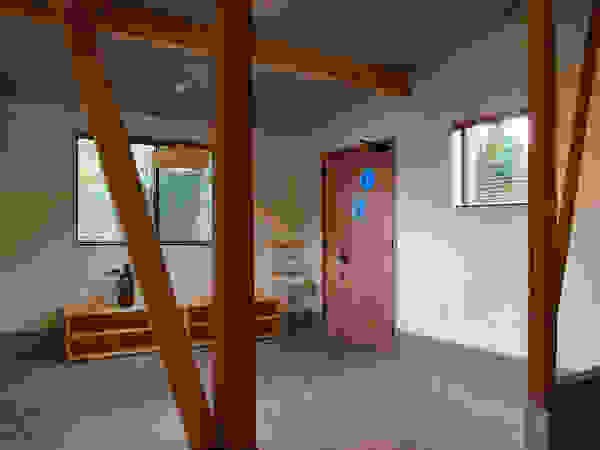 tai_tai STUDIO Коридор, прихожая и лестница в рустикальном стиле Бетон Белый
