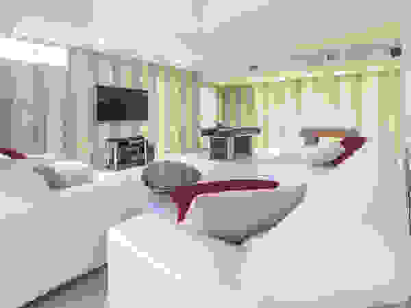Bravo Benidorm, SL Modern Media Room