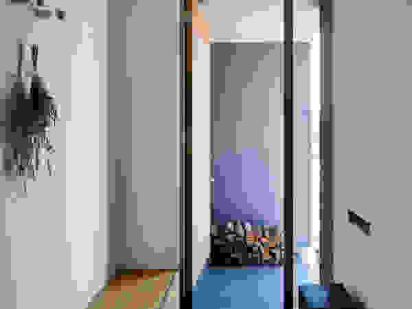 川添純一郎建築設計事務所 Modern Corridor, Hallway and Staircase White