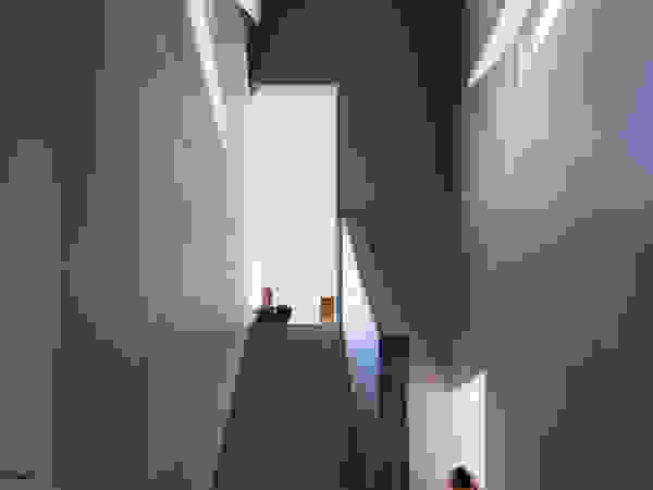 川添純一郎建築設計事務所 Modern Corridor, Hallway and Staircase Grey