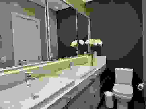 Stúdio Márcio Verza Modern Bathroom Marble Beige