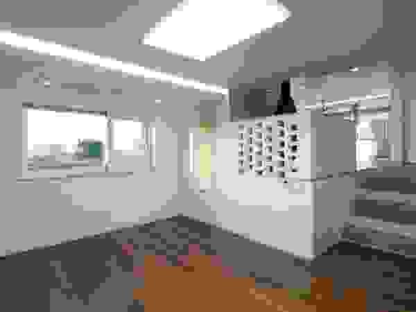 인문학적인집짓기 Moderne Wohnzimmer Weiß