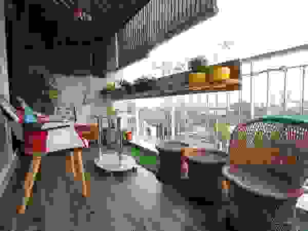 The Up-Scale House Thumbnail Design Studio Modern balcony, veranda & terrace