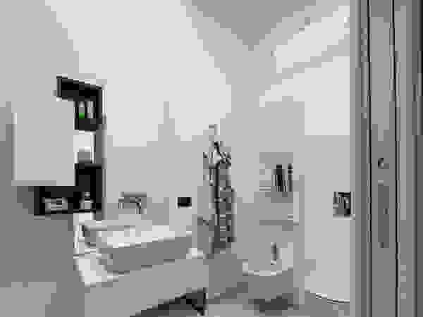 Annalisa Carli Eclectic style bathroom Wood White