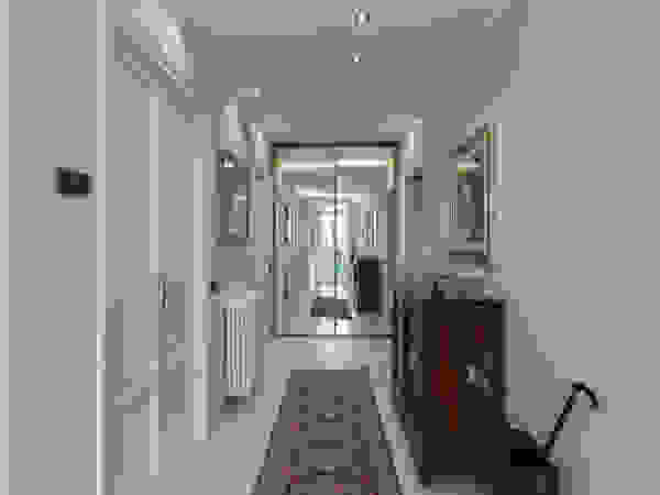 Annalisa Carli Eclectic style corridor, hallway & stairs Wood Beige