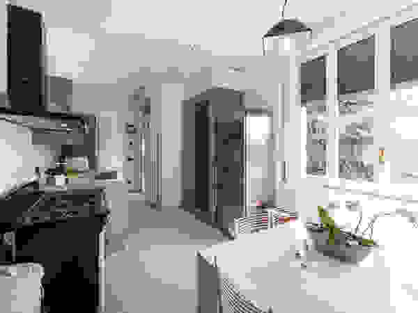 Annalisa Carli Eclectic style kitchen Wood Grey