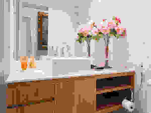 Studio Ideação Kamar Mandi Klasik Kayu White