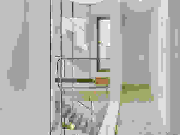 WOHA arquitectura Modern Corridor, Hallway and Staircase Glass White