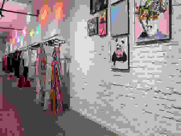 Studio Ideação Ruang Komersial Modern Batu Bata White
