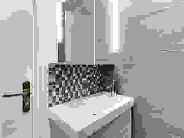 Anne Lapointe Chila Moderne badkamers Zandsteen Grijs