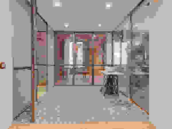 Lara Pujol | Interiorismo & Proyectos de diseño Mediterranean corridor, hallway & stairs