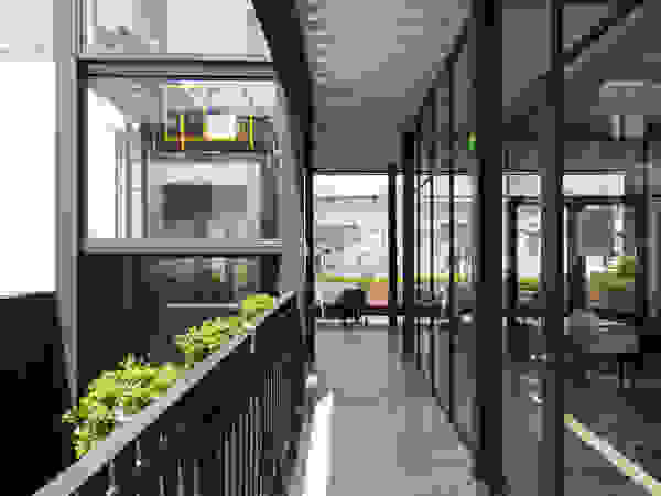 Boué Arquitectos Modern corridor, hallway & stairs