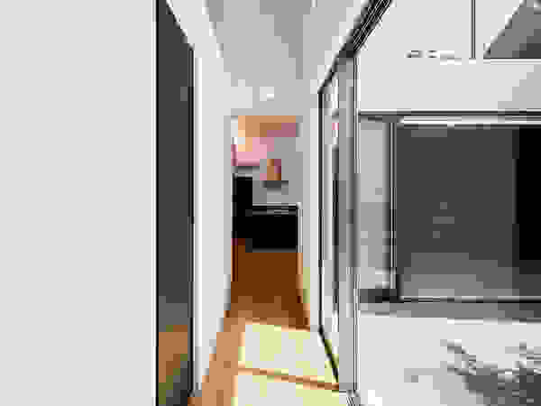 株式会社seki.design Modern corridor, hallway & stairs