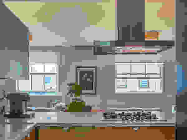 Raquel Junqueira Arquitetura Kitchen units Wood Turquoise