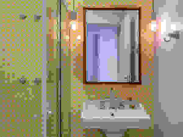 Raquel Junqueira Arquitetura Modern Bathroom Tiles Yellow